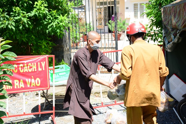 Continuing to support people in need in the Covid-19 pandemic of Hoang Phap Pagoda (series 7)